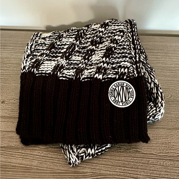 DKNY Authentic Black & White Warm Knit Winter Scarf. New!! - Picture 1 of 7